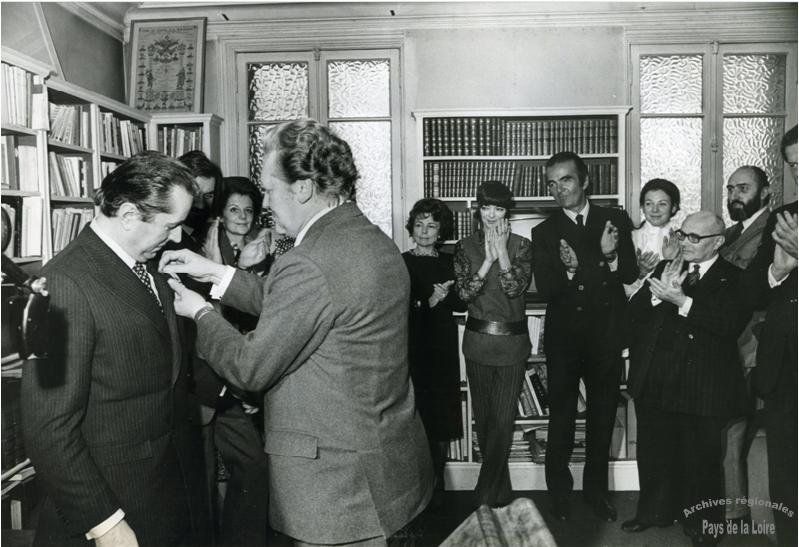 Remise de la Croix d’honneur au peintre français Bernard Buffet, par Maurice Druon, en janvier 1971.