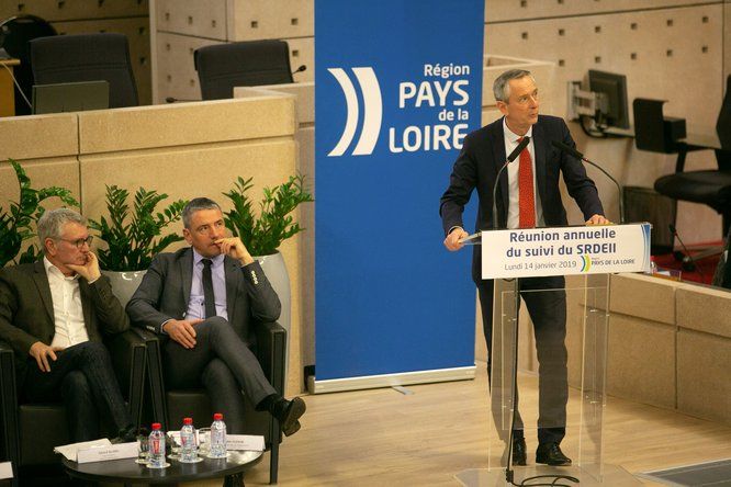 Paul Jeanneteau parle au pupitre dans l'hémicycle