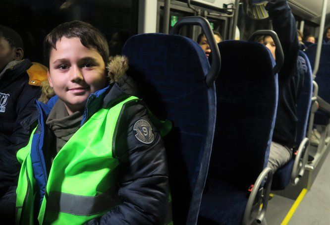 Jeune garçon dans un bus équipé d'un gilet fluorescent