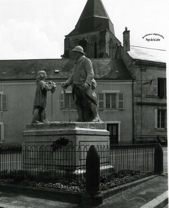 Monument aux morts  de Vernoil-le-Fourrier (Maine-et-Loire), cliché G. Baptiste (1980) (détail).