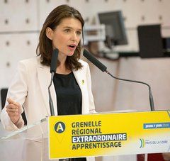 Christelle Morançais, présidente du Conseil régional des Pays de la Loire parle devant le pupitre du Grenelle de l'apprentissage