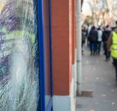 vitrine cassée et gilets jaunes