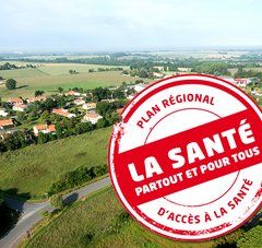 village vue du ciel avec macaron "La Santé partout et pour tous - plan régional d'accès à la santé"