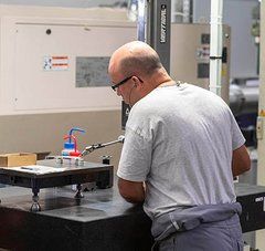 Homme travaillant dans un atelier