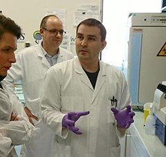 Christelle Morançais, présidente de la Région des Pays de la Loire, et Vanessa Charbonneau en visite dans le centre de recherche GAEC