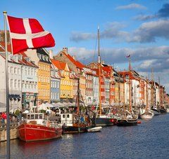 port avec drapeau du Danemark au premier plan